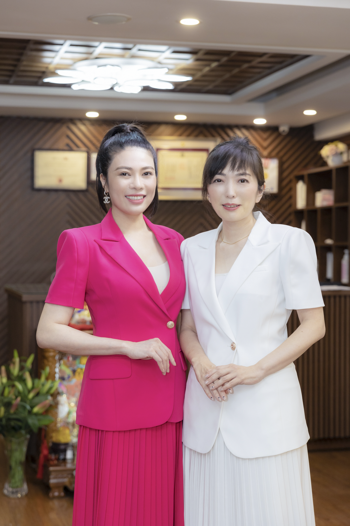 CEO Nguyễn Thùy Dương (áo hồng) và người đồng sáng lập thương hiệu Bloom Spa - Mrs Shizuka Sekiguchi (áo trắng)